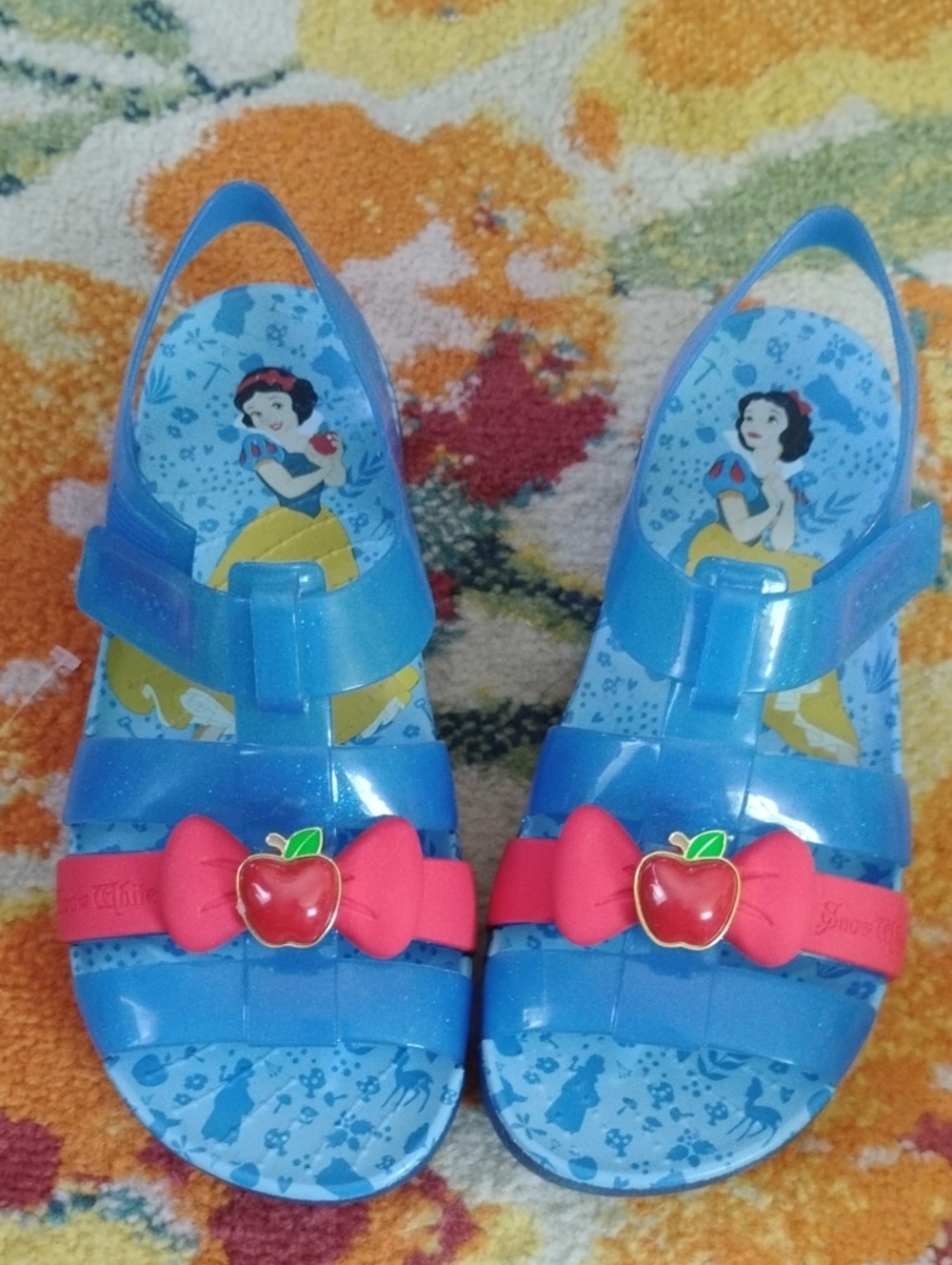 CROCS Girls Blue Snow White Sandals with Red Bow and Apple Charm, J5